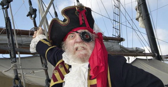 Zašto su pirati nosili povez preko jednog oka?